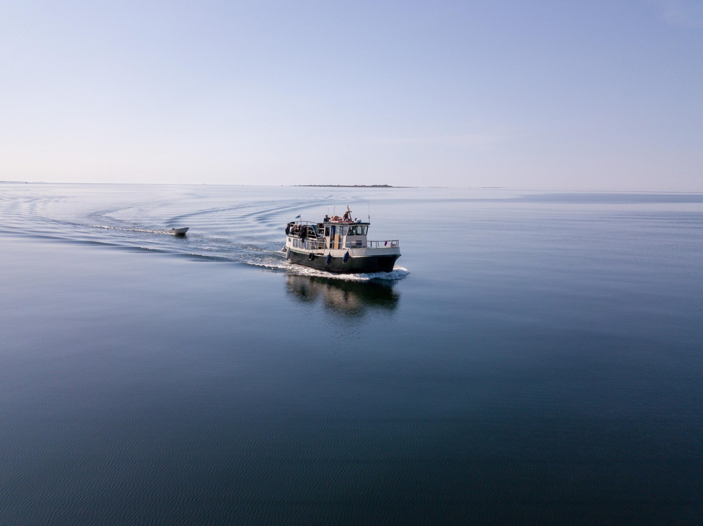commercial boat under 200 feet in the sea